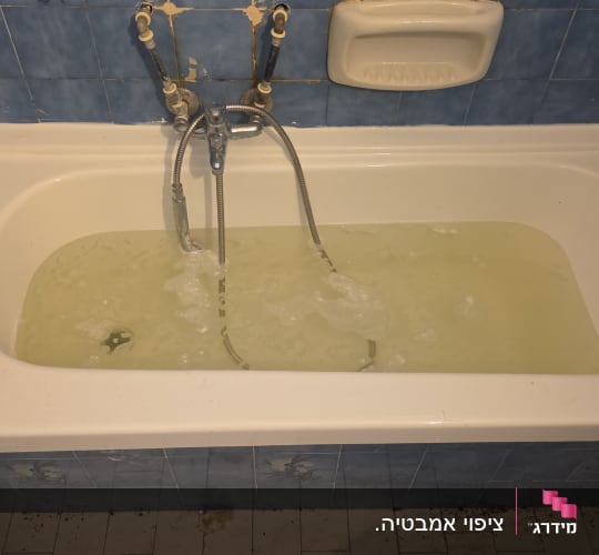 הלבשת אמבטיה אקרילית מלאה מים לאחר התקנה בחדר רחצה